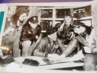 Wwii Ap Wire Photo Maj.  Stewart Outlines Flight Details British Base 4/11/44 680