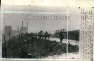 1945 Press Photo First Army Soldiers Cross Captured Rhine River In Germany