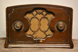 VINTAGE OLD ANTIQUE MIDGET TUBE RADIO;EARLY 1930 ' S,  BRAND UNKNOWN,  RESTORED, 3