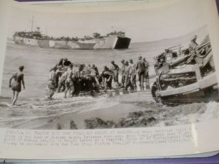 Wwii Ap Wire Photo Tractor Field Gun Ashore Nasugbu Uss Lst - 917 Landing Ship 595