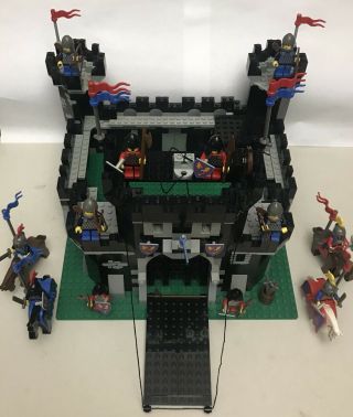 Vintage LEGO Castle Set 6085.  Black Monarchs Castle,  Complete.  Black Knights 2