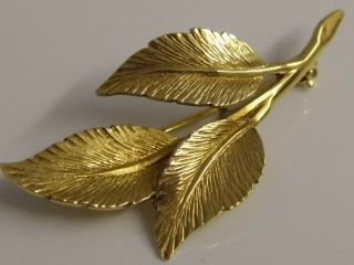 A Vintage Hallmarked 9ct Solid Gold Ladies Leaf Brooch