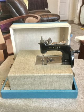 Rare Antique Vintage Singer Sewhandy 20 Toy Sewing Machine Small Child,  Case