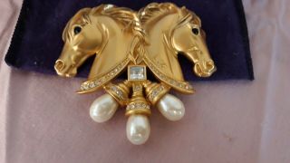Vtg 90s Elizabeth Taylor For Avon Hearts In Tandem Gold Plated Horses Brooch Pin