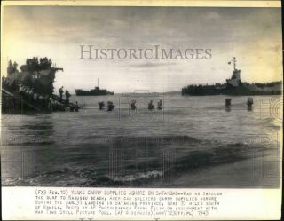 1945 Press Photo American Soldiers Carry Supplies To Nasugbu Beach,  Philippines