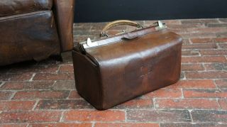 Quality Vintage Leather & Brass Gladstone Bag