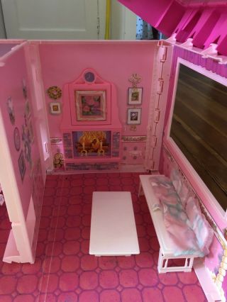 1992 Vintage Barbie Fold N ' Fun House Carrying Case Fold Out 4