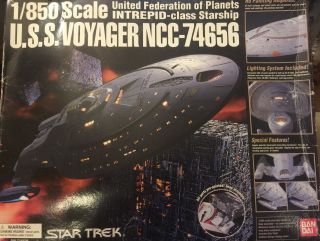 Star Trek U.  S.  S.  Voyager Ncc - 74656 1/850 Lighted Model Kit Bandai Nib Rare