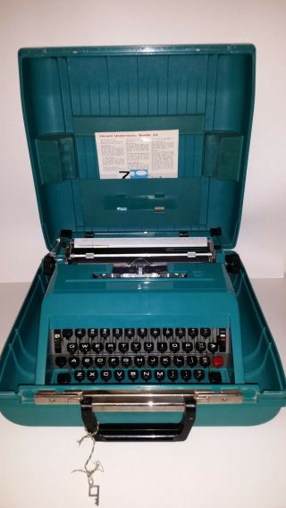 Olivetti Studio 45 Vintage Typewriter In Case.  Made In Spain.