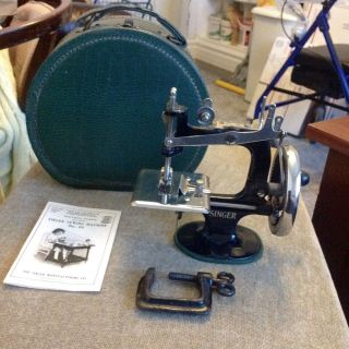 1922 Antique Vintage Singer 20 Toy Sewing Machine Small Child Mini Case Mib
