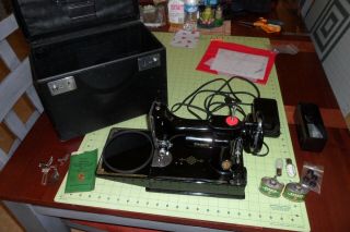 1951 Vintage Singer Featherweight Sewing Machine W/ Hard Case & Foot Pedal