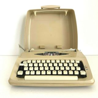 Vintage Royal Royaltie Portable Typewriter W Hardcase Made In Holland
