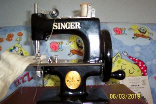 Vintage 1950s Child’s Singer Sewing Machine Model 20 - 10,  Accessories & Case,  VGC 5