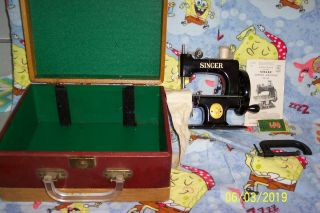 Vintage 1950s Child’s Singer Sewing Machine Model 20 - 10,  Accessories & Case,  VGC 8