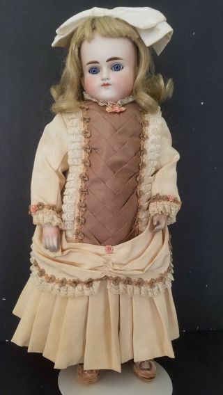 ANTIQUE SHOULDER TURNED HEAD DOLL POUTY,  CLOSED MOUTH GERMAN BISQUE ABG c.  1885 2