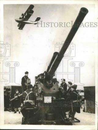 1941 Press Photo Canadian Soldiers With Anti - Aircraft Guns - Nox10877