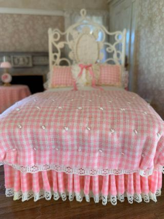 1983 Miniature Dollhouse Artisan Lace Wicker Rope Painted Bed Pink Gingham Sign 2