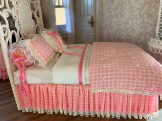 1983 Miniature Dollhouse Artisan Lace Wicker Rope Painted Bed Pink Gingham Sign 3