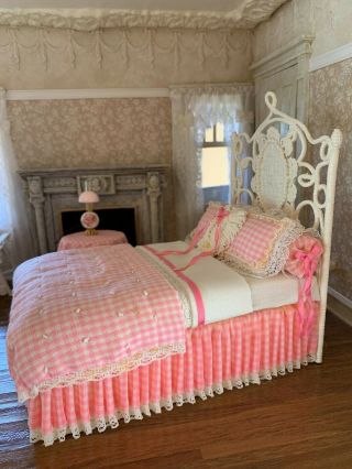 1983 Miniature Dollhouse Artisan Lace Wicker Rope Painted Bed Pink Gingham Sign 5