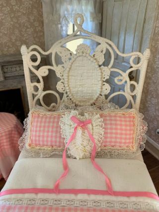 1983 Miniature Dollhouse Artisan Lace Wicker Rope Painted Bed Pink Gingham Sign 6