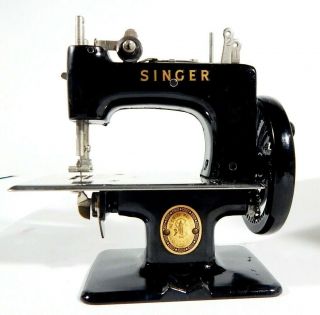 Vintage Miniature Singer Sewhandy Model 20 Child 