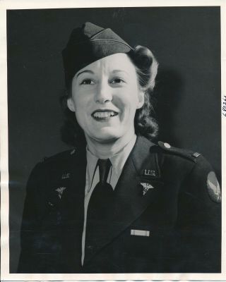 1943 Ww2 8 X 10 Press Photo Army Nurse First Woman To Get Air Medal