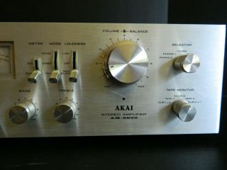VINTAGE AKAI STEREO AMPLIFIER,  AM - 2600.  BRUSHED ALUMINUM FACE 4