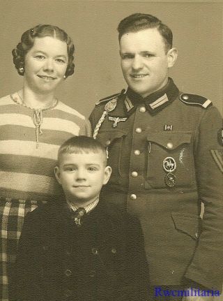 Port.  Photo: Best Wehrmacht Obergefreiter W/ Kavallerie & Wound Badge & Family