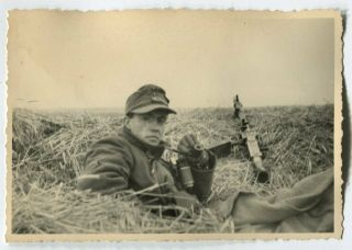 German Wwii Archive Photo: Wehrmacht Soldier With Machine Gun At Battlefield