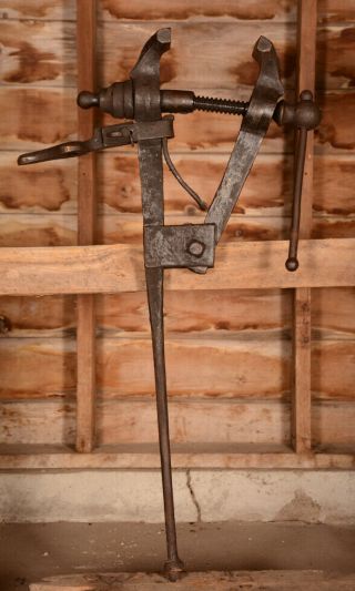 Vintage Columbian Blacksmith Post Vise Tool 4 - 1/2 " Jaw 6 - 1/2 " Opening 50 Pounds