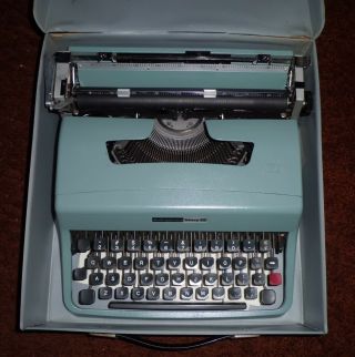 Vintage Olivetti Lettera 32 Portable Typewriter C/w Case & Instructions