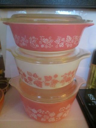 THREE VINTAGE PYREX PINK AND WHITE GOOSEBERRY CASSEROLE SI==DISHES W/LIDS473,  472 2