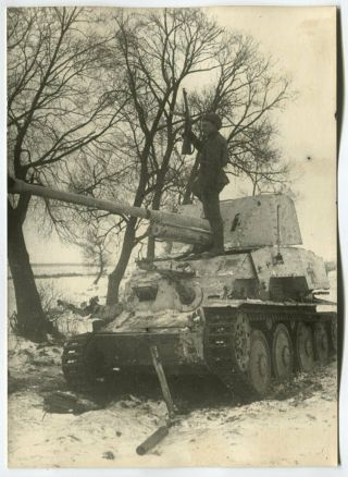 Wwii Press Photo: Russian Soldier On Captured German Marder Iii Tank Destroyer