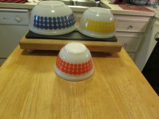 Three Piece Set Of Vintage Pyrex Polka Dot Nesting Bowls Set