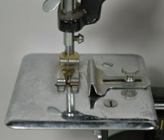 Vintage 1970 ' s SINGER Miniature Sewing Machine Model 20 Cast Iron RARE 2
