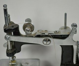 Vintage 1970 ' s SINGER Miniature Sewing Machine Model 20 Cast Iron RARE 3