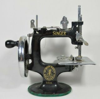 Vintage 1970 ' s SINGER Miniature Sewing Machine Model 20 Cast Iron RARE 5