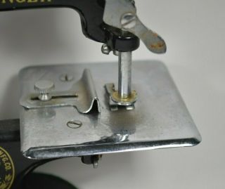 Vintage 1970 ' s SINGER Miniature Sewing Machine Model 20 Cast Iron RARE 6