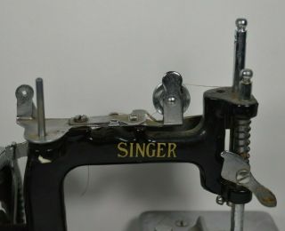 Vintage 1970 ' s SINGER Miniature Sewing Machine Model 20 Cast Iron RARE 7