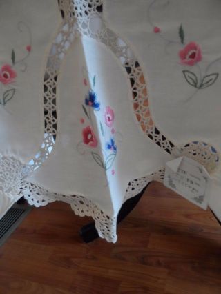Vintage Embroidered & Crochet 64 " Round Tablecloth W 8 Napkins