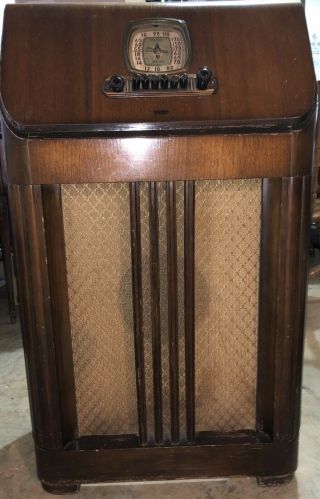 Vintage 1939 Fada Console Radio - Model: 6a51c