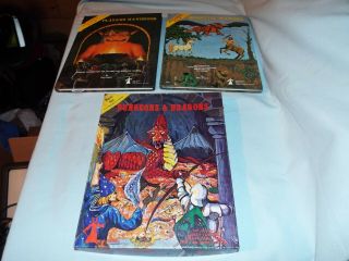 Dungeons & Dragons Vintage Game With 2 Books / Manuals