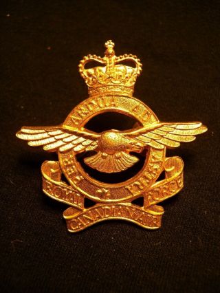 Royal Canadian Air Force Post Ww Ii Cap Badge 1957 Q128 Rcaf R.  C.  A.  F.  Canada