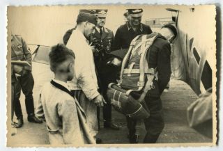 German Wwii Archive Photo: Luftwaffe Pilot & Ground Personnel Before Flight
