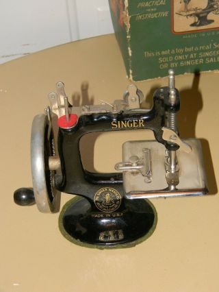 VTG ANTIQUE MINI SINGER HAND CRANK SEWING MACHINE FOR GIRLS WITH BAD BOX 2