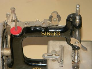 VTG ANTIQUE MINI SINGER HAND CRANK SEWING MACHINE FOR GIRLS WITH BAD BOX 4