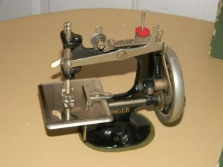 VTG ANTIQUE MINI SINGER HAND CRANK SEWING MACHINE FOR GIRLS WITH BAD BOX 6