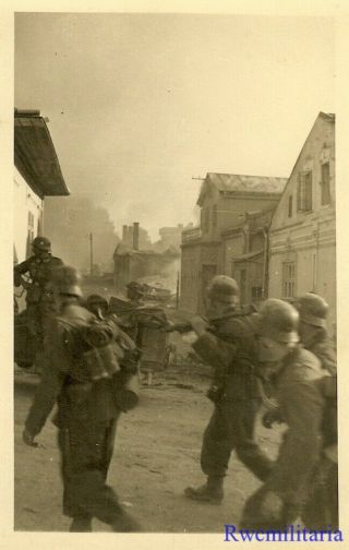 Port.  Photo: Schnell Wehrmacht Combat Infantry Pass Through Bombed Town; 1940