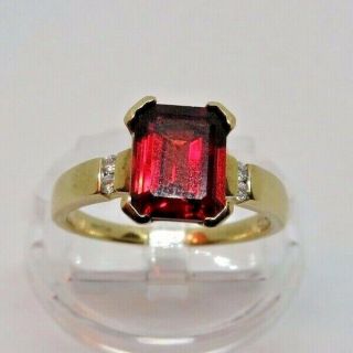 9ct Gold ring w/ ' Emerald cut ' Garnet Gemstone & diamond set shoulders 3.  4g N1/2 2