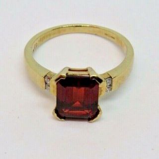 9ct Gold ring w/ ' Emerald cut ' Garnet Gemstone & diamond set shoulders 3.  4g N1/2 6